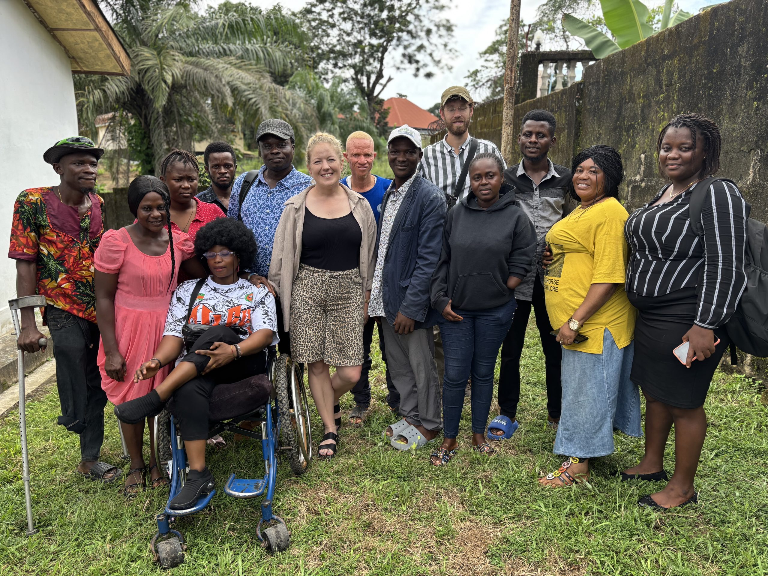 Gruppebillede af unge fra SUMH og unge fra en af SUMHs partnerskabsorganisationer. Billedet er taget udendørs.